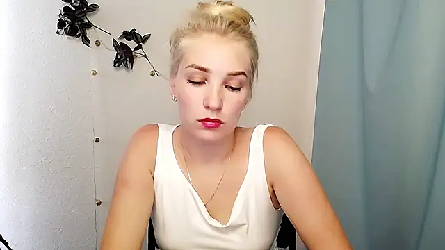 Queen ofLove online show from June 2026 01:01:02 PM
