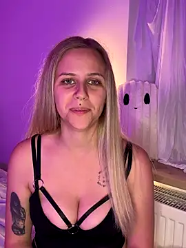 lunawolf21 online show from October 2025 05:30:01 PM