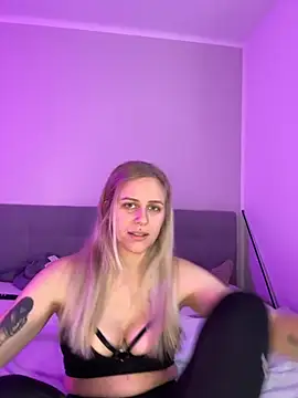 lunawolf21 online show from November 2025 07:40:01 AM