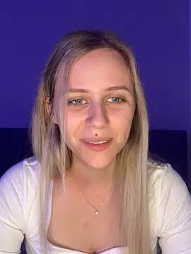 lunawolf21 online show from December 2025 07:28:02 AM