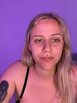 lunawolf21 online show from June 2026 06:34:01 AM