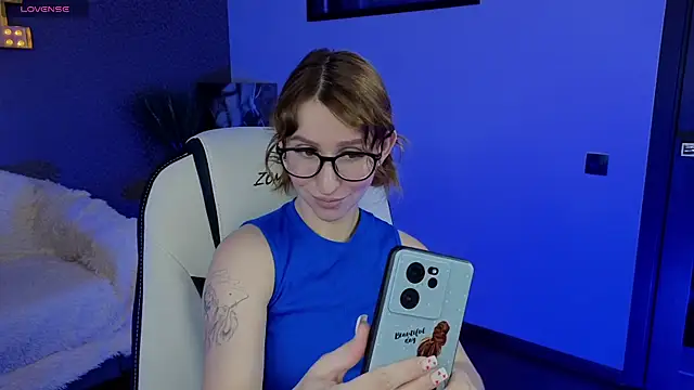 AliceBYKiss online show from March 2025 12:29:01 PM