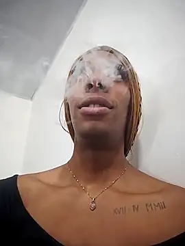 lucianadolll online show from April 2026 10:34:02 PM