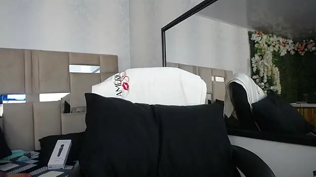 Snapshot of Queenjenn__ chatting on December 2024 02:11:02 PM Queenjenn   online show from December 2024 02:11:02 PM