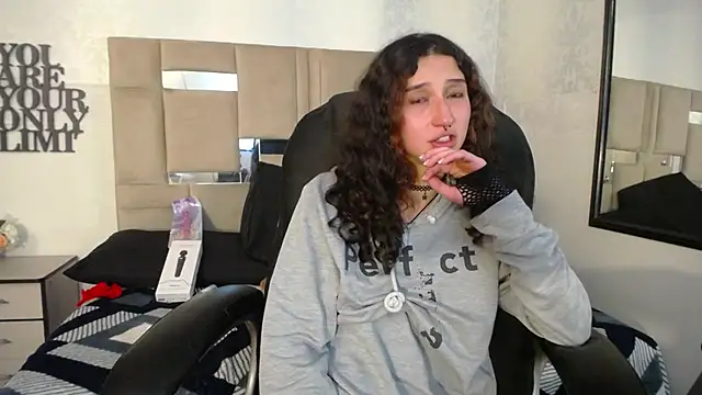 Snapshot of Queenjenn__ chatting on December 2024 04:47:02 PM Queenjenn   online show from December 2024 04:47:02 PM