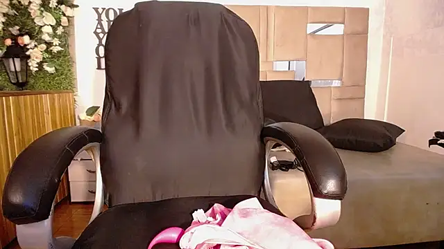 Snapshot of Queenjenn__ chatting on December 2024 05:07:02 PM Queenjenn   online show from December 2024 05:07:02 PM