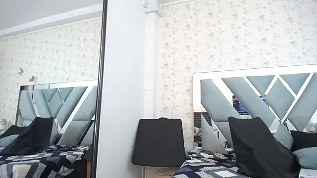 Snapshot of Queenjenn__ chatting on January 2025 07:07:02 PM Queenjenn   online show from January 2025 07:07:02 PM