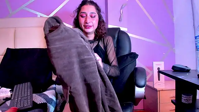 Snapshot of Queenjenn__ chatting on January 2025 12:29:01 AM Queenjenn   online show from January 2025 12:29:01 AM