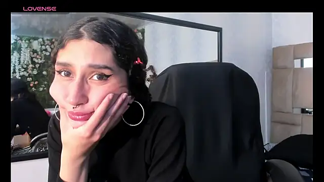 Snapshot of Queenjenn__ chatting on February 2025 03:24:02 PM Queenjenn   online show from February 2025 03:24:02 PM