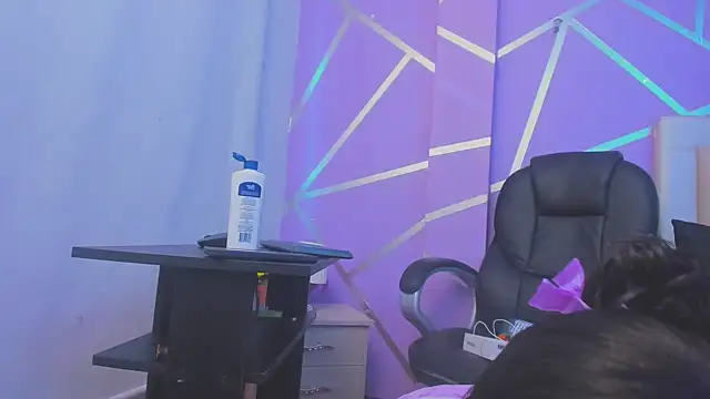 Snapshot of Queenjenn__ chatting on February 2025 10:18:02 PM Queenjenn   online show from February 2025 10:18:02 PM