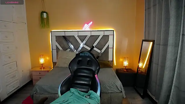 Kate Laurence  online show from January 2025 07:06:01 AM