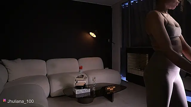 paulacora100 online show from April 2026 09:01:02 PM