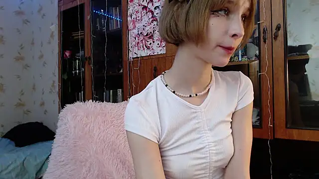 Snapshot of cloudgirrl chatting on February 2025 11:44:01 PM cloudgirrl online show from February 2025 11:44:01 PM
