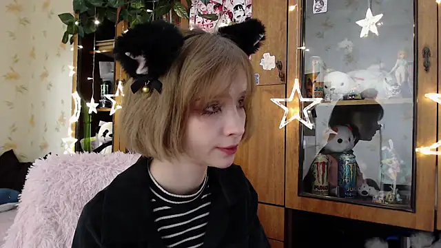 Snapshot of cloudgirrl chatting on March 2025 08:32:02 PM cloudgirrl online show from March 2025 08:32:02 PM