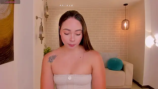 AlinaKravitz online show from April 2026 06:01:02 PM