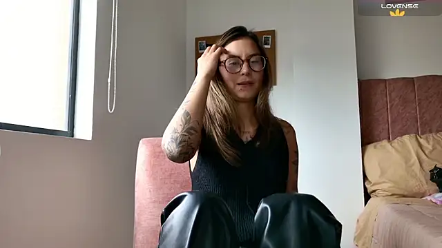 Emmy petit online show from December 2025 08:05:02 PM