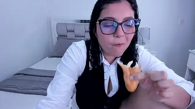 Snapshot of Camilaa_bueno chatting on April 2026 10:47:02 PM Camilaa bueno online show from April 2026 10:47:02 PM
