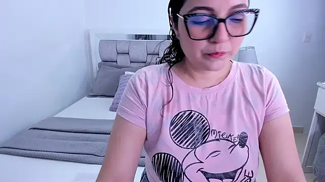 Snapshot of Camilaa_bueno chatting on May 2026 11:33:01 PM Camilaa bueno online show from May 2026 11:33:01 PM
