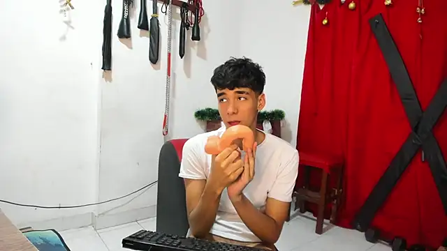 Snapshot of Harry_LatinBoy chatting on December 2024 10:32:01 PM Harry LatinBoy online show from December 2024 10:32:01 PM