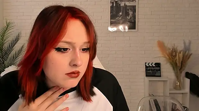 EdlaHatter online show from December 2024 06:44:02 AM