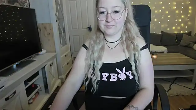 Snapshot of Lillyloo_ chatting on October 2025 03:48:02 AM Lillyloo  online show from October 2025 03:48:02 AM