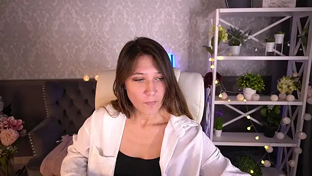 DreamyLinaa online show from December 2024 12:17:02 PM