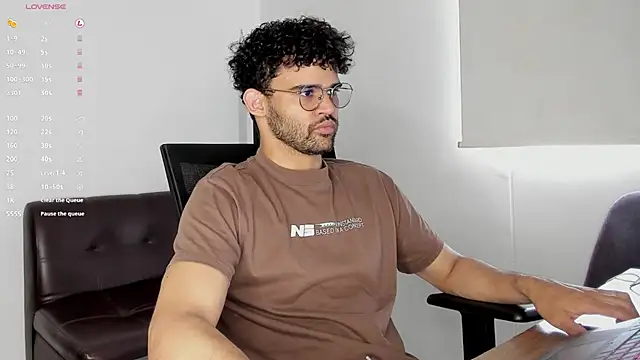 Snapshot of andrewChris_ chatting on October 2025 06:34:01 PM andrewChris  online show from October 2025 06:34:01 PM