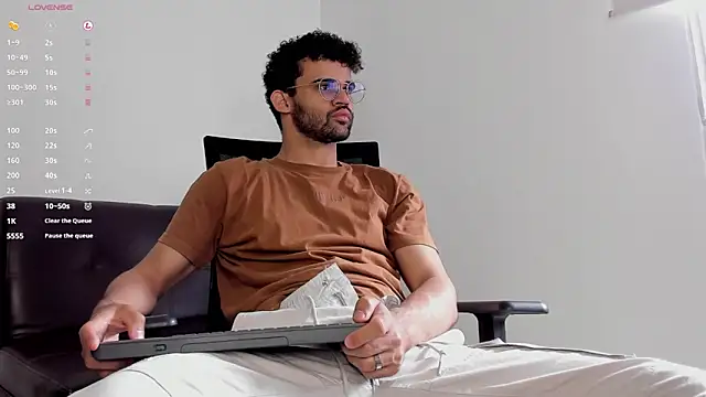 Snapshot of andrewChris_ chatting on October 2025 02:31:01 PM andrewChris  online show from October 2025 02:31:01 PM