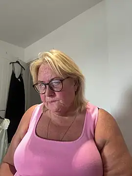Snapshot of MoistCurveyChanel chatting on August 2026 10:29:01 AM MoistCurveyChanel online show from August 2026 10:29:01 AM