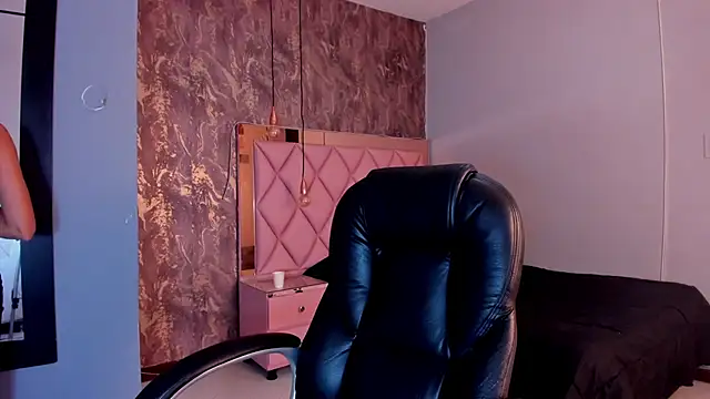 SKYLERWHIITEE online show from December 2024 03:21:02 AM