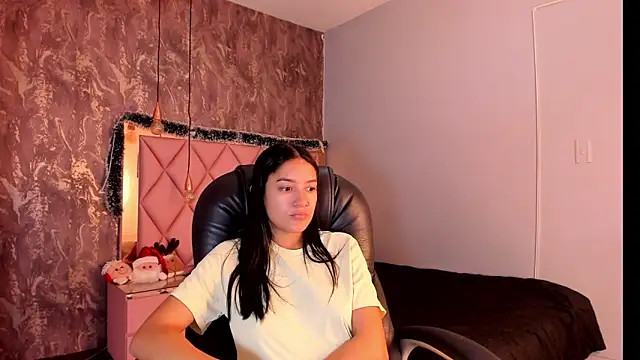 SKYLERWHIITEE online show from December 2024 06:23:01 AM