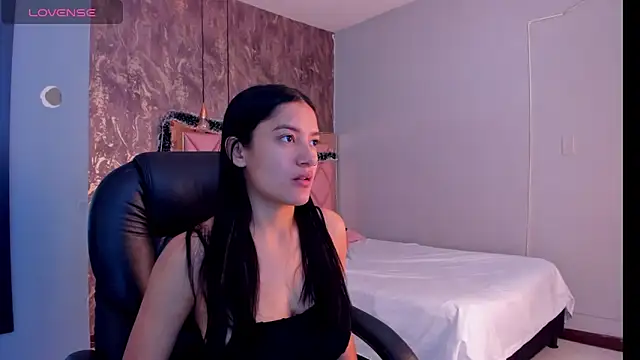 SKYLERWHIITEE online show from December 2024 02:49:02 AM