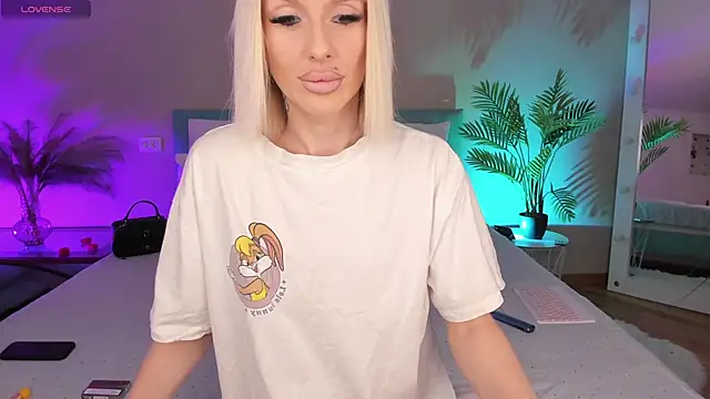 Snapshot of Lana_kitty__ chatting on May 2026 09:32:02 PM Lana kitty online show from May 2026 09:32:02 PM