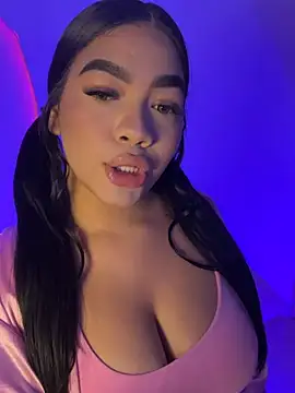 Snapshot of AllissonJames chatting on April 2026 01:45:02 PM AllissonJames online show from April 2026 01:45:02 PM