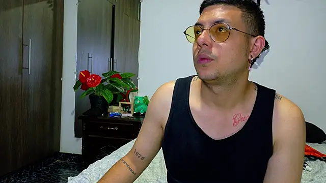 Snapshot of Nymphobuddies chatting on December 2024 10:11:01 PM Nymphobuddies online show from December 2024 10:11:01 PM