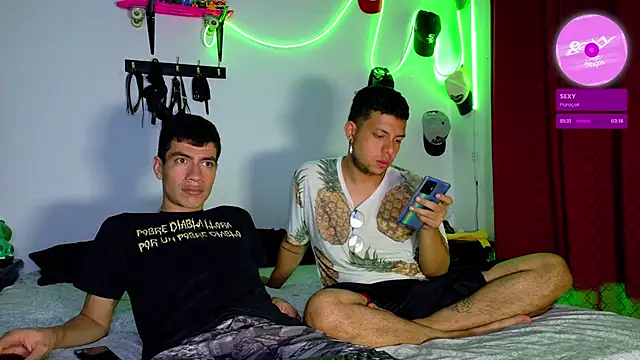 Snapshot of Nymphobuddies chatting on December 2024 06:05:01 PM Nymphobuddies online show from December 2024 06:05:01 PM