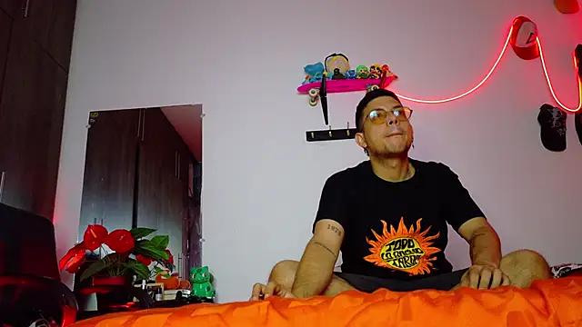 Snapshot of Nymphobuddies chatting on January 2025 06:21:01 AM Nymphobuddies online show from January 2025 06:21:01 AM