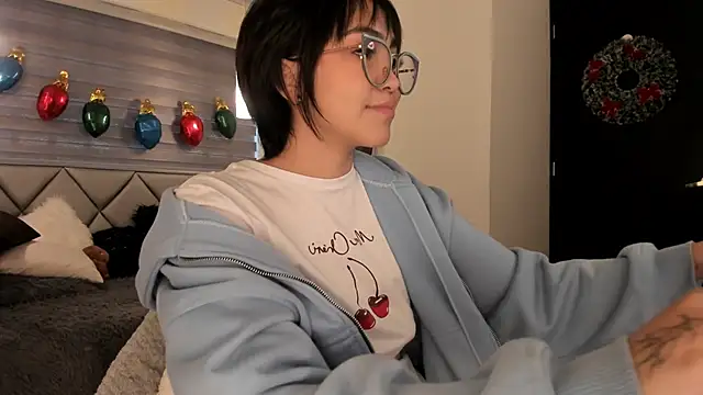 im Luucy online show from December 2024 12:49:01 PM