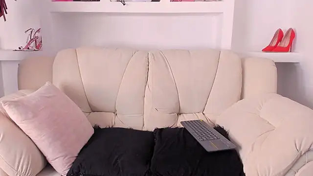 Radiant Naomi online show from December 2025 12:32:01 PM