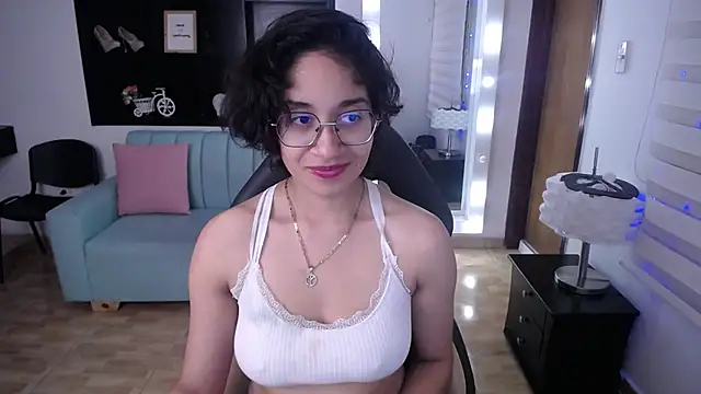 Lili Gomez  online show from March 2025 05:02:01 PM
