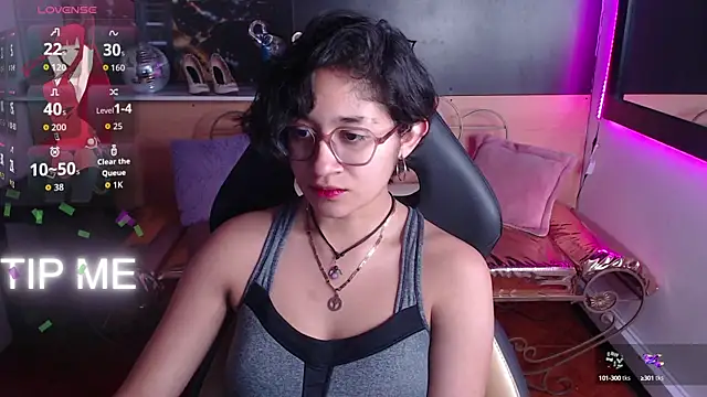 Lili Gomez  online show from October 2025 12:35:01 PM