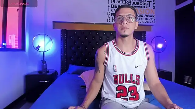 Snapshot of JoshMillerr_ chatting on January 2025 07:41:02 PM JoshMillerr online show from January 2025 07:41:02 PM