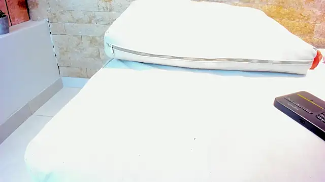 mia roldan  online show from January 2025 11:48:01 PM