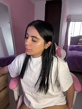 Emily-14 online show from April 2026 05:43:02 PM