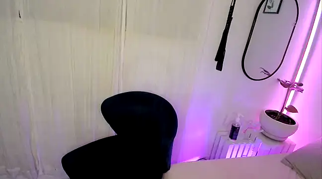 Snapshot of AaliyahLaylah chatting on December 2024 06:29:01 AM AaliyahLaylah online show from December 2024 06:29:01 AM