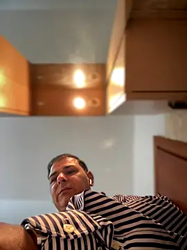 Snapshot of SecretlyDD chatting on December 2025 09:29:02 AM SecretlyDD online show from December 2025 09:29:02 AM