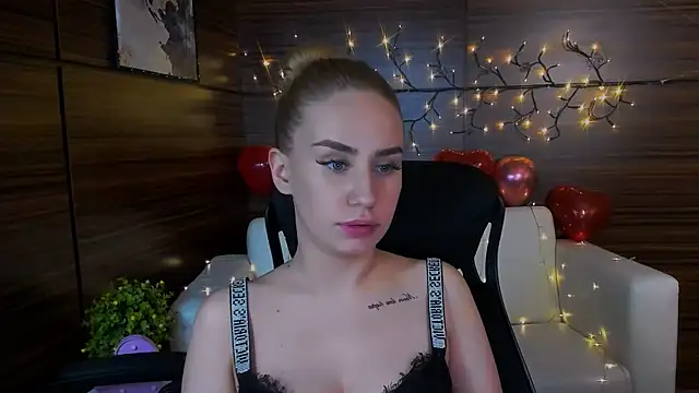 Snapshot of playful_sophie chatting on March 2025 01:01:01 AM playful sophie online show from March 2025 01:01:01 AM