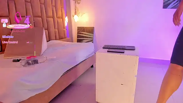 victoriaroyce1 online show from October 2025 01:12:02 PM