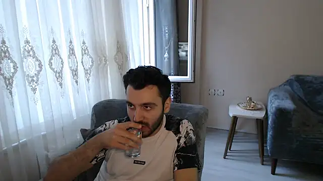 handsomeee04 online show from May 2026 04:17:01 AM