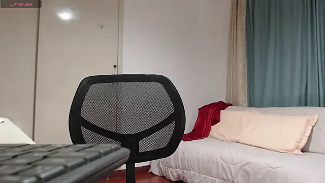 Snapshot of MommyHelpsmee chatting on November 2025 10:15:01 AM MommyHelpsmee online show from November 2025 10:15:01 AM